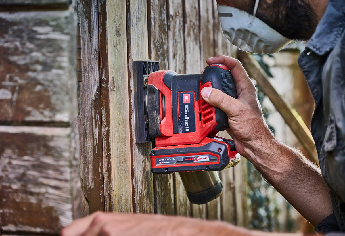 Απεικονίζεται η χρήση του τριβείου σε ξύλινη επιφάνεια.